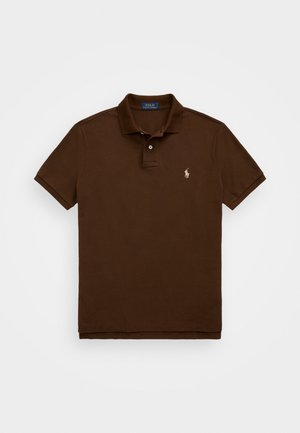Polo marrone a maniche corte con due bottoni e un piccolo logo ricamato sul petto sinistro su sfondo bianco.