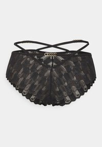 Μαύρα δαντελένια εσώρουχα με ζιγκ-ζαγκ σχέδιο, που διαθέτουν φινιρίσματα με κοφτές άκρες και διασταυρούμενες ζώνες. Διακοσμημένα με κλεισίματα από χρυσό δαχτυλίδι.