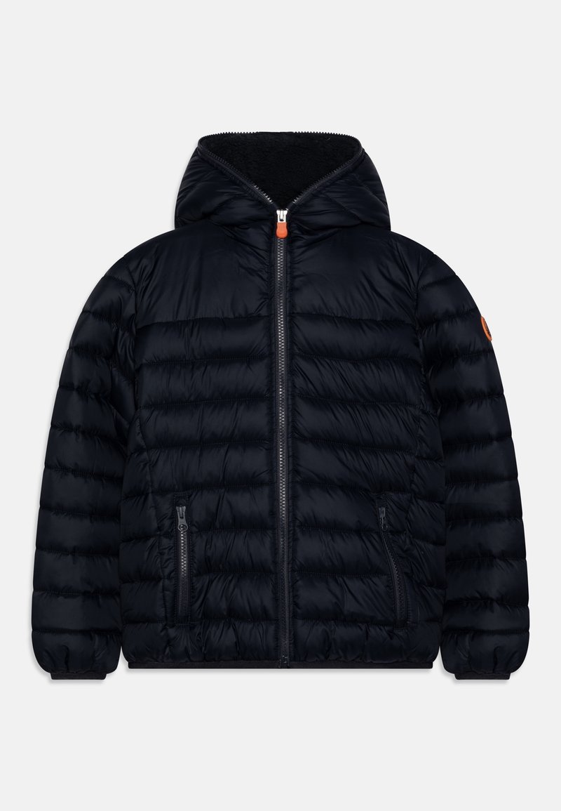 Doudoune matelassée noire à capuche avec fermeture éclair frontale, poches latérales zippées, poignets élastiques, tirette de fermeture éclair orange et patch sur la manche.