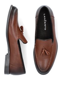 Brązowe skórzane loafersy z perforowanym wzorem, akcentem frędzli, czarną gumową podeszwą i kontrastowym szwem. Odpowiednie do noszenia na co dzień lub na formalne okazje.