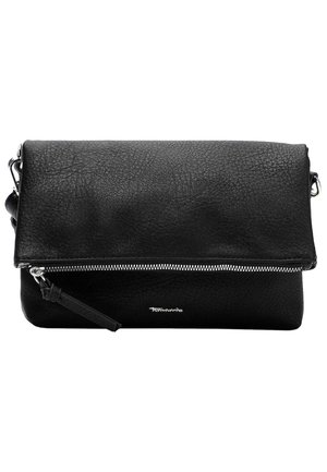 Borsa a pochette nera in pelle con superficie texturizzata, patta pieghevole, zip argentata e tracolla rimovibile. Logo visibile sulla parte anteriore.