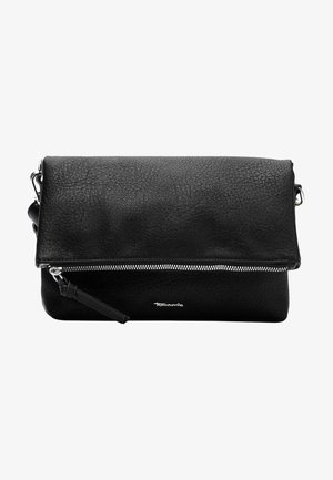 Sort læder clutch-taske med struktureret overflade, fold-over klap, sølv lynlås og aftagelig reim. Logo synligt foran.