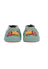 Groene leren schoenen met een rubberen zool, versierd met een kleurrijk vrachtwagenontwerp, bruine accenten en elastische openingen voor eenvoudig aan- en uittrekken.