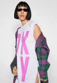 DKNY EXPLODED LOGO TUNIC - Trikotaažkleit - white/shocking pink