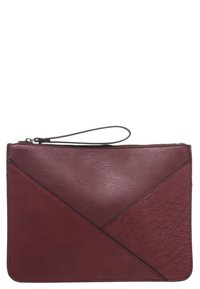 Clutch de cuero burdeos con un patrón de serpiente texturizado, que presenta un diseño angular y una correa para la muñeca, con cierre de cremallera en el borde superior.