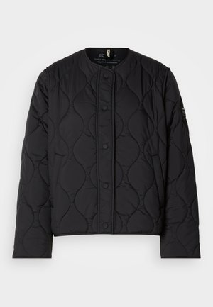Svart quiltet jakke laget av resirkulert polyester, med rund hals, trykknapper og et kort design med teksturerte mønstre.