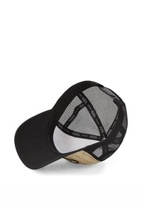 Casquette de trucker noire avec un front uni, un dos en mesh et une visière plate. Détails de l'étiquette notables à l'intérieur. Tissu texturé avec des couleurs contrastées.