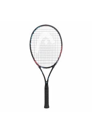 Raquette de tennis noire avec poignée noire et accents rouges et bleus sur le cadre, cordage étroitement tissé, isolée sur fond blanc.