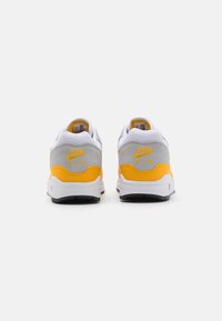 Nike Sportswear AIR MAX 1 - Sneakers low - white/university gold