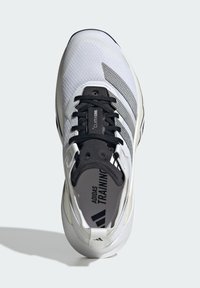 Scarpa sportiva bianca con una tomaia in rete traspirante e lacci neri. Presenta il marchio Adidas, una suola ammortizzata e un design testurizzato e aerodinamico.