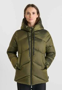 Olijfgroene pufferjack met capuchon, ritssluiting en chevron-quiltontwerp. Voorzien van zwarte trekkoorden en zijzakken. Gladde textuur.