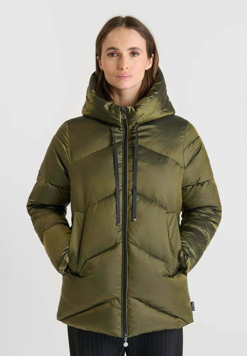Olijfgroene pufferjack met capuchon, ritssluiting en chevron-quiltontwerp. Voorzien van zwarte trekkoorden en zijzakken. Gladde textuur.