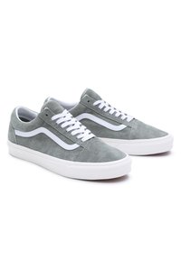 Grå mockasinsneakers med vita accenter, med en klassisk låg design, snörning och en gummisula med texturerad yta.