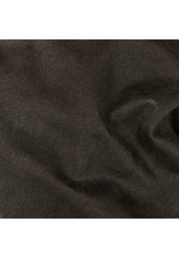 Tummanoliivinvihreä kangas, jossa on sileä pinta ja hienovarainen vinokudontamalli, esittäen lempeitä laskoksia ja kaaria.