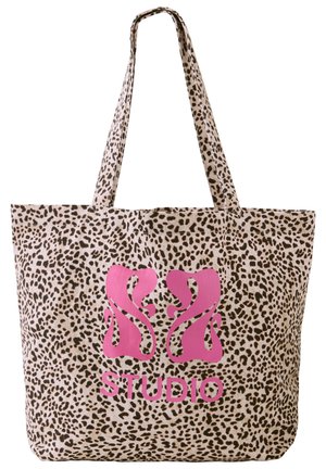 Torba na ramię w panterkę z długimi uchwytami, z różowym stylizowanym podwójnym spiralnym logo nad napisem "STUDIO" z przodu.