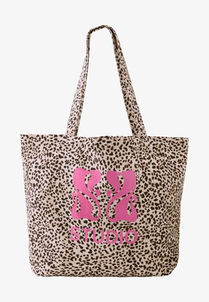 Sac fourre-tout à imprimé léopard avec des anses longues, présentant un logo double spirale stylisé rose au-dessus du mot « STUDIO » sur le devant.