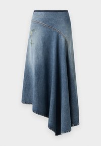 Denim-Wickelrock in einem hellen bis dunklen Blauton-Gradient, mit einem gestickten Blumenmuster auf einer Seite und sichtbaren Stichdetails entlang der Ränder.