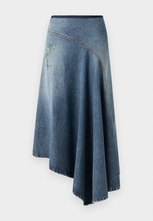 Denim-vyötteinen hame, jossa on vaalean sinisen ja tumman sinisen gradientti. Hameessa on toisella puolella brodeerattu kukkakuvio ja näkyvää ompelutarkkuutta reunoilla.