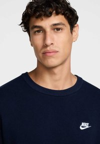 Σκούφος ναυτικού τύπου με ριγέ υφή και στρογγυλή λαιμόκοψη. Διαθέτει μικρή λευκή λογότυπο Nike στο στήθος.