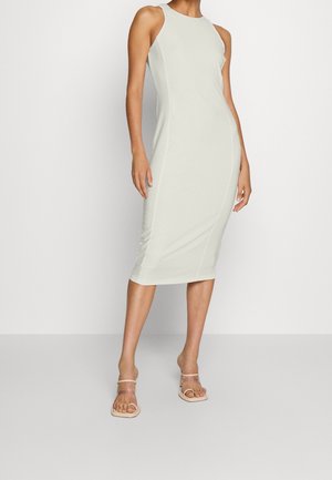 Jasnozielona, dopasowana sukienka midi z wysokim dekoltem i bez rękawów. Gładki materiał o lekki połysku. Prosta sylwetka.