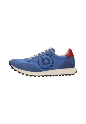 Blauer Wildleder- und Stoff-Sneaker mit weißen Schnürsenkeln, schwarzem "b"-Logo an der Seite, rotem Fersenlasche und weißer Sohle mit schwarzer Profilsohle.