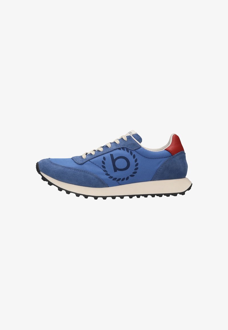 Baskets en daim bleu et tissu avec lacets blancs, logo "b" noir sur le côté, languette rouge au talon et semelle blanche à bande de roulement noire.