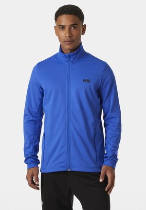 Chaqueta azul con cremallera y un diseño texturizado, con cuello alto, dos bolsillos laterales y una marca negra en el lado izquierdo del pecho.
