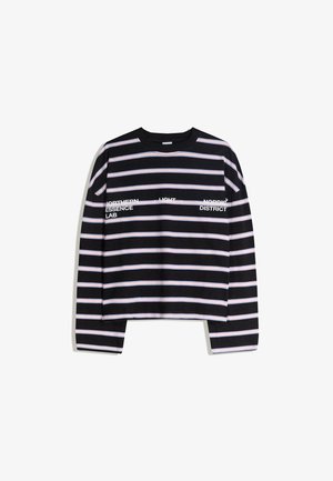 Cămașă cu mânecă lungă cu dungi în negru, alb și roz deschis. Prezintă grafice cu text alb pe piept, design scurtat și guler rotund cu nervuri.