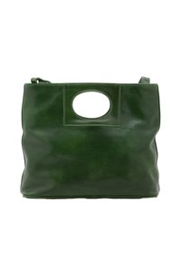 Borsa a tracolla verde in pelle con una texture morbida, forma rettangolare e un manico a forma di cerchio. Design semplice, senza hardware o decorazioni aggiuntive.