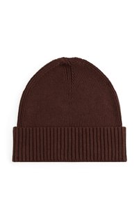 Bruine gebreide beanie met een geribde manchette, een gladde textuur en een ronde bovenkant, met een centrale naad op de kroon.