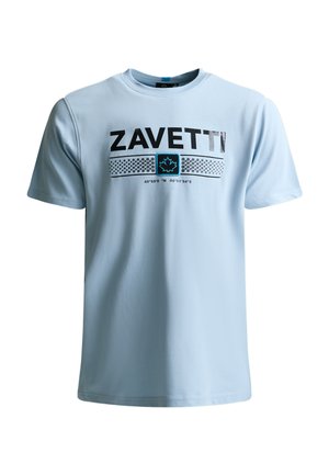 Camiseta de manga corta de color azul claro con texto "ZAVETTI", una línea punteada, un emblema de hoja de arce azul y coordenadas geográficas en la parte delantera.