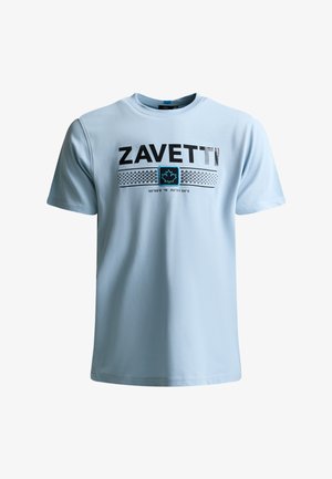 Világoskék rövid ujjú póló „ZAVETTI” felirattal, pontozott vonallal, kék juharlevél emblémával és földrajzi koordinátákkal az elején.