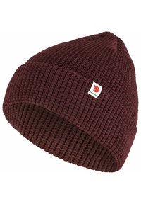 Burgundská pletená čepice s ribbovanou texturou. Obsahuje malou značkovou nášivku s červeným logem na jedné straně. Tapered design vrchu.