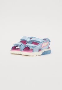 Sandales en mesh bleues avec des accents roses, des sangles ajustables et une semelle épaisse avec un détail en forme d'étoile sur le côté.