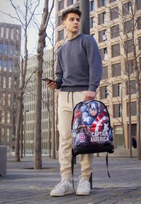 Karactermania SUPERHEROES MARVEL DC HIGH SCHOOL - Koulureppu - Captain America multi-coloured