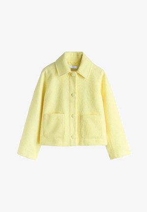 Gul cropped jakke i uldblanding med krave, fem knapper foran og to påsyede lommer. Blød tekstur, minimalistisk design.