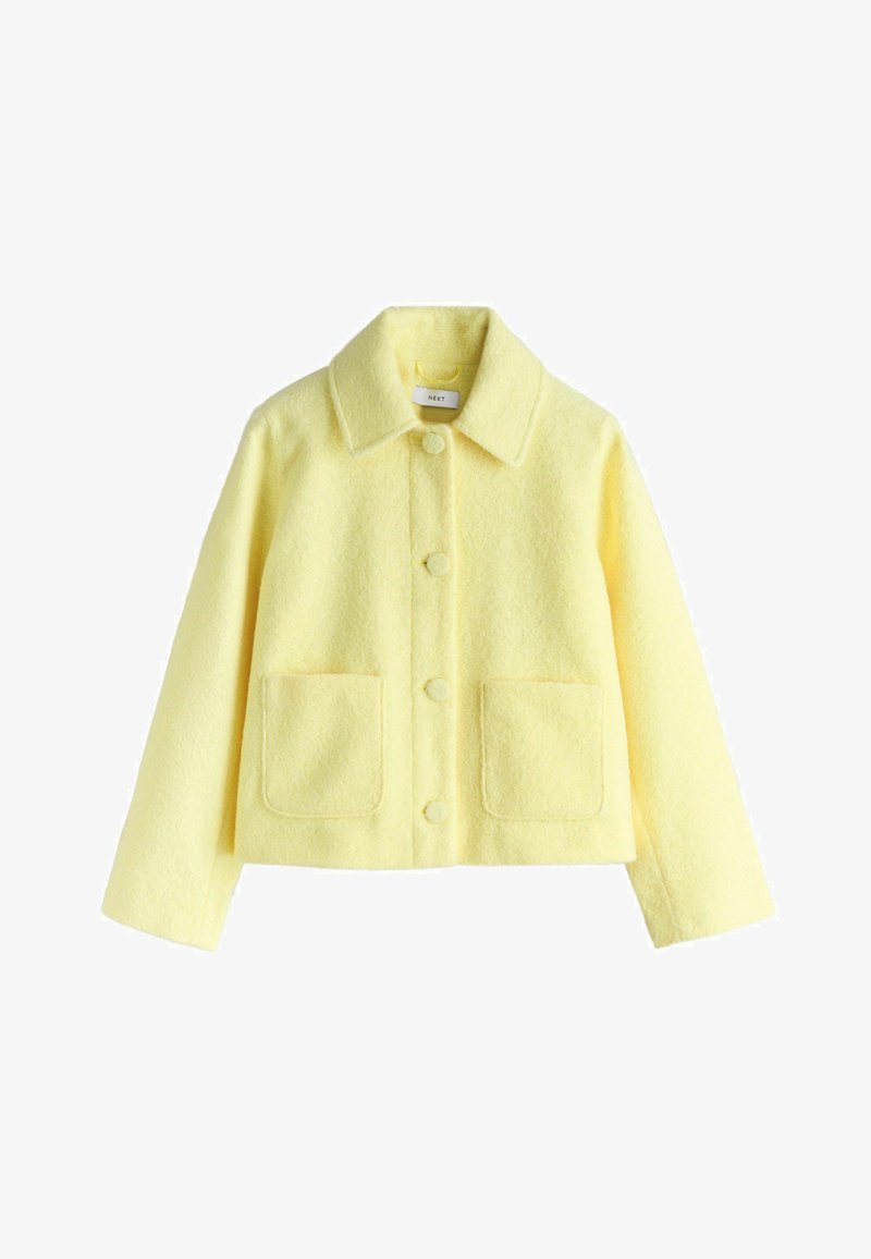Žltá skrátená bunda zo zmesi vlny s golierom, piatimi gombíkmi na prednej strane a dvoma našitými vreckami. Mäkká textúra, minimalistický dizajn.