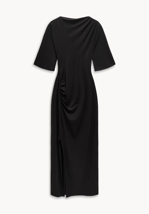 Czarna sukienka midi z krótkimi rękawami, dekoltem w łódkę, marszczeniem z boku i rozcięciem z przodu, przedstawiona na białym tle.