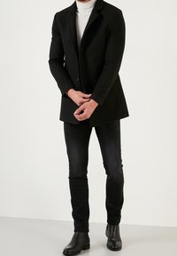 Buratti Abrigo corto - black