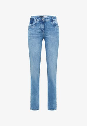 Jean droit pour femme de couleur bleu clair avec bouton à l'avant, fermeture éclair et design à cinq poches sur fond blanc.