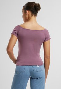 Karl Kani SMALL SIGNATURE  SHOULDER TIGHT - Marškinėliai su spaudiniu - violet