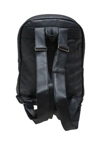 Sac à dos en cuir noir avec texture matelassée, dos rembourré, bretelles réglables et boucles en métal. Design simple sans accents supplémentaires.