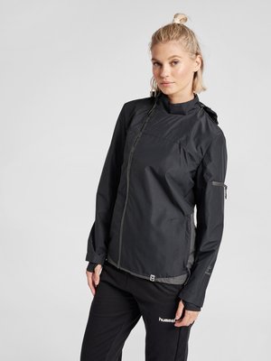 Schwarze leichte Jacke mit hohem Kragen, Frontreißverschluss, strukturiertem Stoff und grauen Akzenten. Verfügt über eine Reißverschlusstasche am Ärmel.