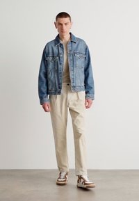 BOSS SHYNE - Chinos tipa bikses - light beige