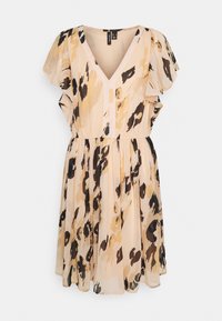 Vestido de manga corta y escote en V en tela beige con un patrón abstracto en negro y amarillo, cintura ceñida y falda fluida.