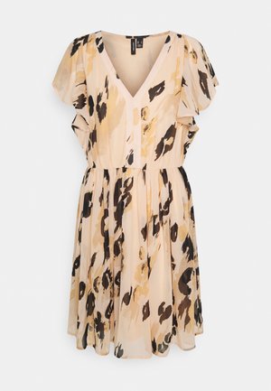 Vestido de manga corta y escote en V en tela beige con un patrón abstracto en negro y amarillo, cintura ceñida y falda fluida.