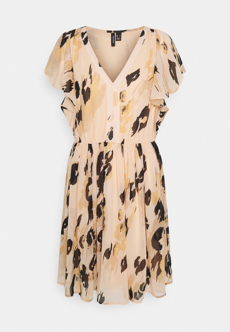 Vestido de manga corta y escote en V en tela beige con un patrón abstracto en negro y amarillo, cintura ceñida y falda fluida.