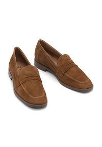 Bruine suède loafers met een lage gestapelde hak, voorzien van gestikte details en een subtiele penny slot accent aan de voorkant. Lichtgewicht ontwerp.