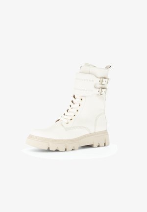 Weißer Schnürstiefel aus glattem Leder mit zwei verstellbaren Riemen und einer dicken Gummisohle mit strukturiertem Muster.