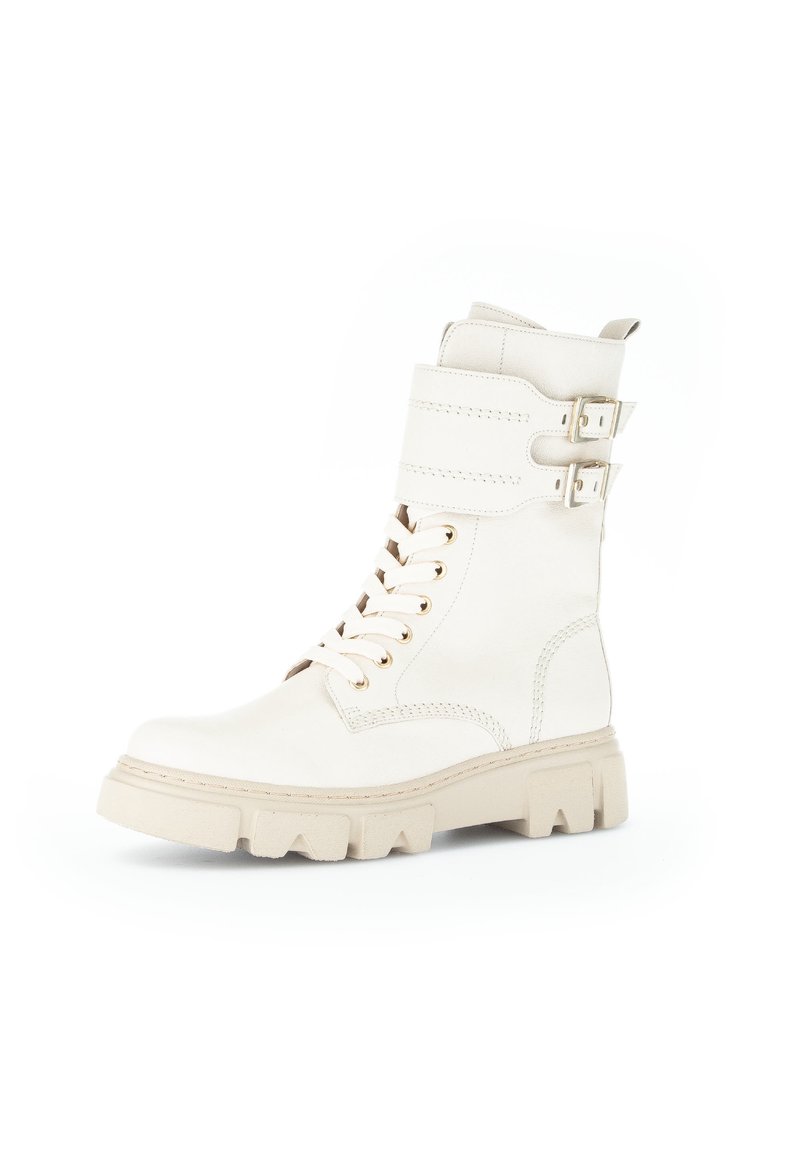 Bottine blanche à lacets en cuir lisse, dotée de deux sangles ajustables et d'une semelle épaisse en caoutchouc avec un motif texturé.